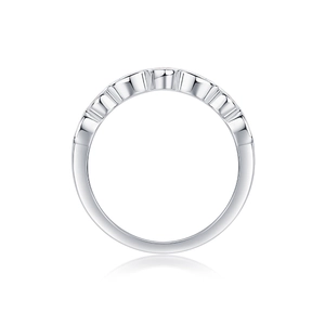 Macro detail of S925 silver ring featuring round-cut Moissanite diamonds in row setting