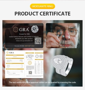 Dettaglio dell'anello in moissanite a cuore con fascia in argento S925 e certificato GRA