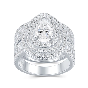 Dettaglio del marchio S925 su anello di lusso con diamante taglio a pera e doppio halo