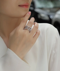 Detailed view of S925 sterling silver multilayer crisscross ring with pavé moissanite