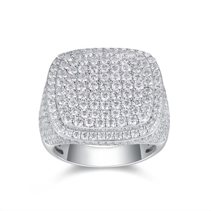 Macro-detail van de heren S925 sterling zilveren vierkante ring met pavé gezette moissanite