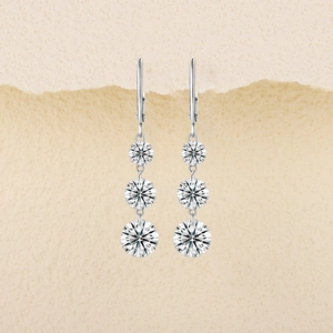 Détail de boucles d'oreilles en argent S925 avec trois pierres Moissanite graduées