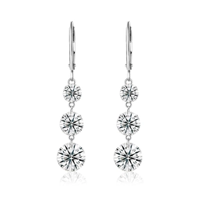 Détail de boucles d'oreilles pendantes en argent avec trois pierres et fermoir crochet