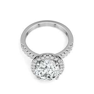 Gros plan sur une bague Halo en argent S925 avec pierre centrale ronde brillante