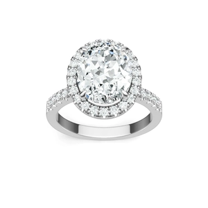 Détail d'une bague en moissanite taille ovale avec halo et anneau en argent pavé