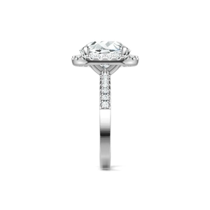 Vue latérale de la bague en argent s925 avec moissanite ovale et halo pavé