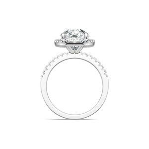 Profil latéral d'une bague en argent s925 avec grand moissanite et serti pavé de luxe