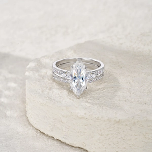 Conjunto de anillos de compromiso en plata 925 con moissanita de corte marquesa