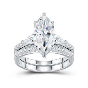 Vista detallada del conjunto de anillos de boda de moissanita marquesa con sello S925