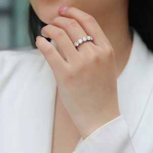 S925 sterling silver 5mm D color moissanite five-stone row ring worn by model