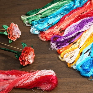 Detalle macro de hilos de seda de morera de colores y horquillas de flores hechas a mano DIY