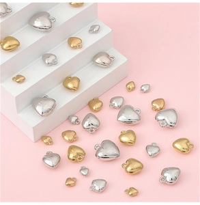 Detailweergave van hartvormige goud en zilveren hangers voor het maken van sieraden
