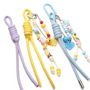 Porte-clés en cordon de cuir tressé 6mm avec breloques en résine et perles en métal