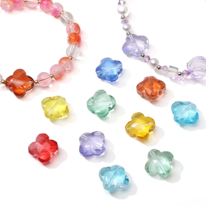 Perline colorate a forma di quadrifoglio in vetro traslucido per braccialetti fai-da-te