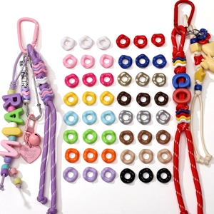 Vue à plat de perles acryliques colorées et de cordons tissés pour kits de bijoux DIY