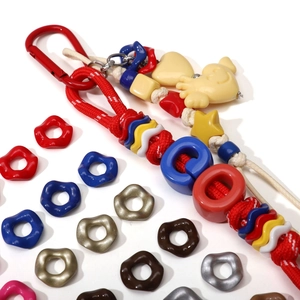 Détails de perles acryliques colorées et pendentif chiot jaune pour création de bijoux DIY
