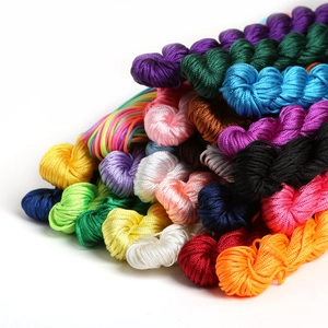 Assortiment de cordons en nylon tressé coloré pour bijoux DIY avec finition soyeuse