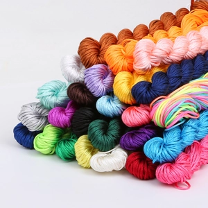 Gros plan de bobines de cordon tressé en nylon coloré pour bijoux DIY et artisanat
