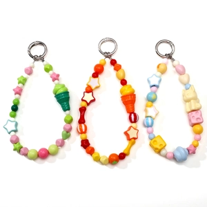 Porte-clés avec perles en acrylique coloré, étoiles et charmes variés sur anneau métallique