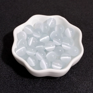 Perles rondes en pierre d'œil de chat dans un plat pour création de bijoux DIY