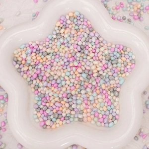 Perle di vetro irregolari color pastello per gioielli DIY in un piatto a forma di stella