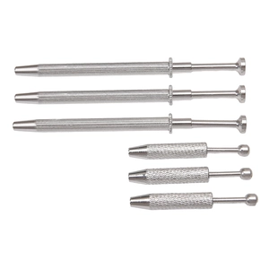Détail macro des outils de préhension à 4 griffes en argent pour gemmes et perles