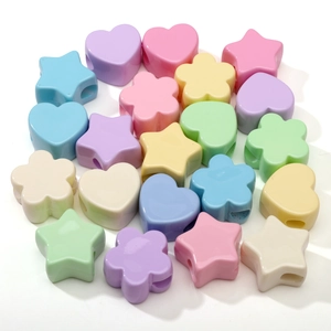 Dettaglio di perline in acrilico a forma di cuore e stella per la creazione di gioielli fai da te