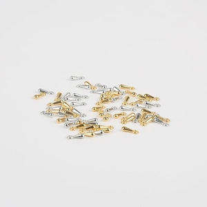 Primer plano de colgantes de gota de oro y plata con anillas para joyería DIY