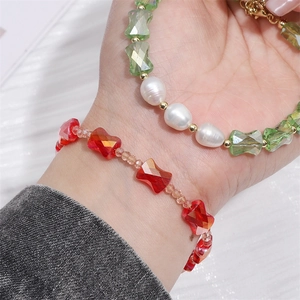 Detail von DIY-Schleifen-Kristallperlen auf Armbändern mit Perlen und Goldakzenten