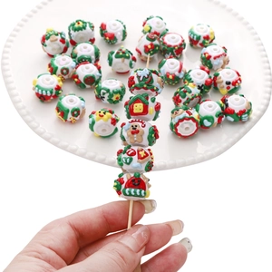 Vue détaillée de perles de Noël en acrylique de 16 mm peintes à la main avec motifs