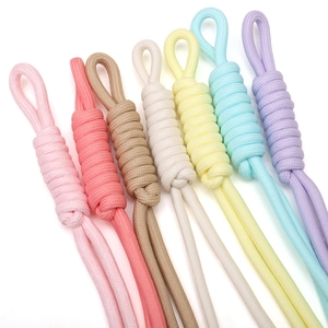 Nahaufnahme bunter geflochtener Paracord-Knoten für DIY-Schmuck und Bastelzubehör