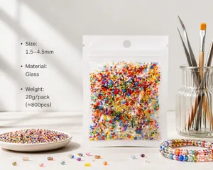 Detailansicht von 20g gemischten Glasperlen 1,5-4,5mm in einem klaren Siegelbeutel