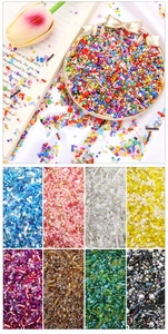 Detailansicht bunter Glasperlen und Stiftperlen für DIY-Schmuck und Ohrringherstellung