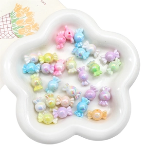 Gros plan de perles en acrylique pastel en forme de bonbons avec finition nacrée pour bijoux