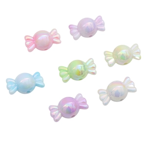 Gros plan de perles en acrylique en forme de bonbon avec fini nacré aurora pour bijoux