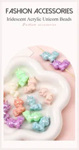 Gros plan de perles licorne en acrylique colorées pour la création de bijoux DIY