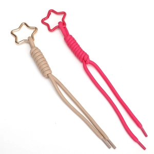 Détail de porte-clés en corde tressée colorée avec des fermoirs en métal en forme d'étoile