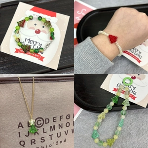 Set accessori tema albero di Natale con perline fai-da-te e collane festive
