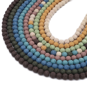 Gros plan de perles rondes en pierre de lave poreuse colorée pour bijoux et artisanat