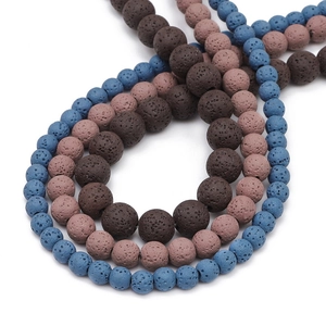 Détail macro de perles de lave colorées de 8-10mm avec texture poreuse pour bijoux DIY