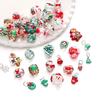Vista detallada de cuentas navideñas coloridas de bricolaje con dijes de Papá Noel y nieve