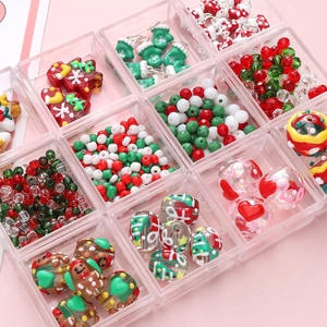 Weihnachts-Bastelset mit Perlen, Anhängern und Elch-Motiven in der Box