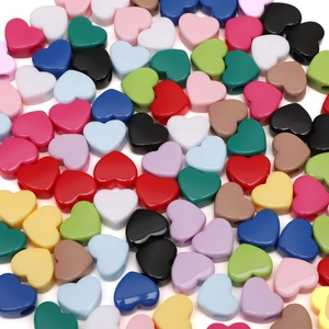 Macro-opname van kleurrijke hartvormige acryl kralen met grote gaten voor DIY-sieraden