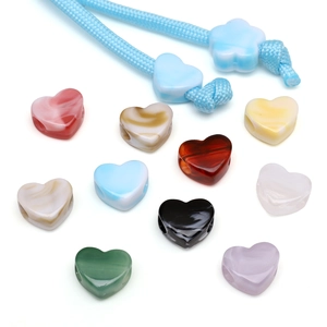 Detailopname van hartvormige acryl kralen in diverse kleuren voor DIY-sieraden en hangers