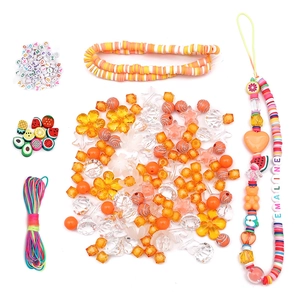Vue macro du kit de perles DIY colorées avec perles de fruits en argile polymère