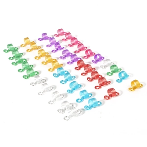 Détail de spirales colorées en aluminium pour tresses et accessoires de coiffure
