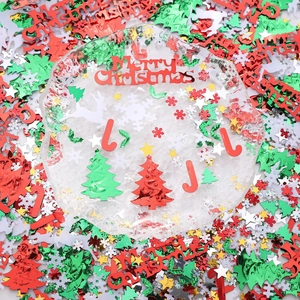 Vue macro de paillettes de Noël mixtes avec sapins et étoiles pour bricolage créatif DIY