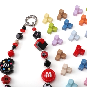 Porte-clés en perles acryliques colorées avec breloques rouges et noires et boucle argentée