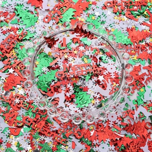 Vue macro de confettis de Noël avec sapins verts, flocons blancs et étoiles dorées