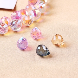 Vue macro des perles en cristal colorées à facettes avec une réfraction de lumière élevée